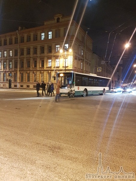 На пересечении Тульской улицы и Суворовского проспекта автобус врезался в легковую машину, сегодня в...
