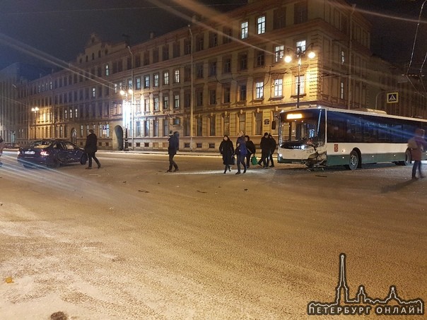 На пересечении Тульской улицы и Суворовского проспекта автобус врезался в легковую машину, сегодня в...