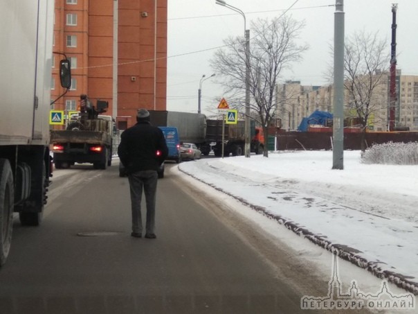 На заезде с Коммуны на КАД смерть- сломался КамАЗ и закрыл тоненький заезд, что делать-то не предс...