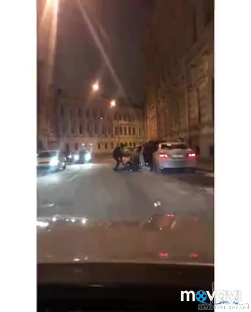 20 декабря в 23:34 между автолюбителями произошла драка на Казанской улице у дома №7. Взрослый челов...