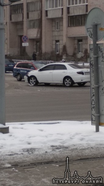 Водителю Chevrolet Круз не повело встретиться с такси на перекрестке пр. Просвещения и ул.Кустодиева