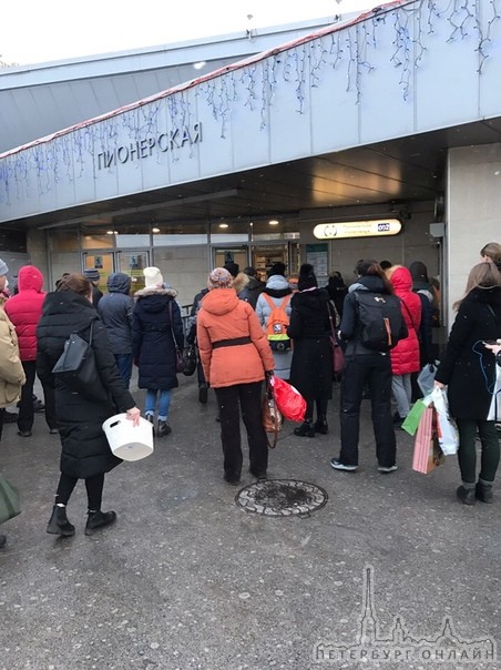 Закрыли станцию метро Пионерская, из-за забытой сумки