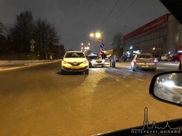 На Полюстровском в сторону Кондратьевского. Водитель Везёт познакомился с водителем Яндекс Драйва.