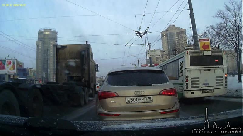 21 декабря в 15:00 на пересечении Ленинского и М.Жукова, фура толкнула такси.