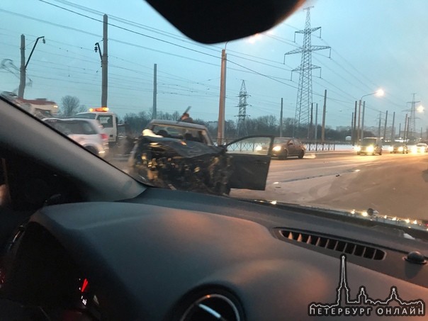 Авария на Петергофском шоссе рядом с магазином ОКЕЙ. Водителей нет, но выглядит не очень благоприятн...