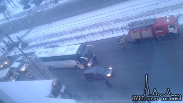 На Московском пр. авария собрала автобусы маршрутку и легковые авто. Пожарные приехали быстро.