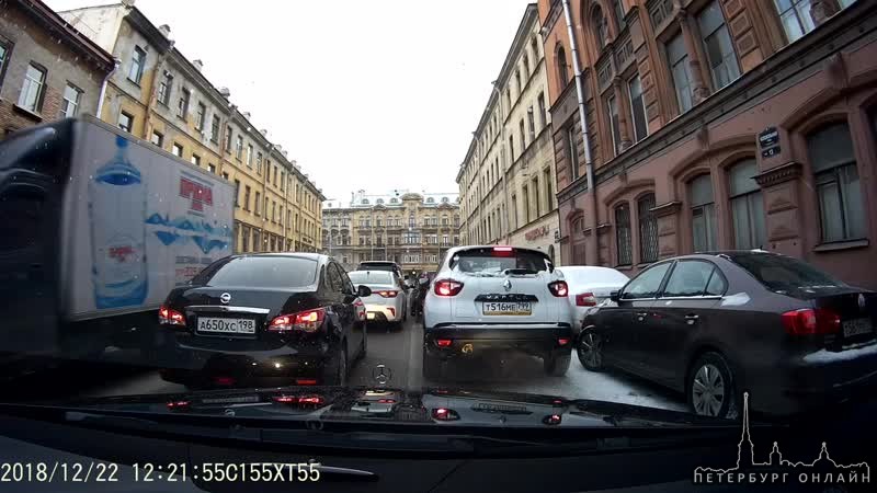 Водитель Яндек драйв притер припарокавнный авто.