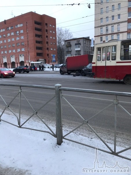 6 машин на Энгельса, рядом с Елецкой ул, метро Удельная.