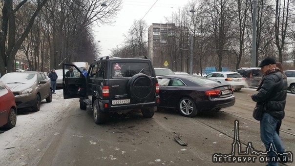 На 2 -ом Муринском в 15:20 столкнулись Audi и УАЗ Патриот