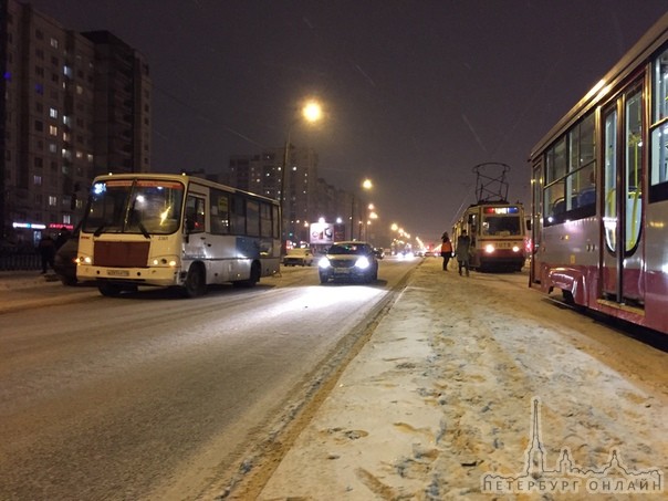 На улице Коллонтай в направлении Товарищеского проспекта маршрутка вытолкала Туарег на трамвайные пу...