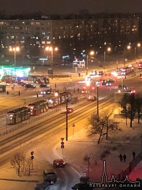 На перекрёстке Бухарестской и Димитрова, зайчики трамвайчики стоят в сторону пр.Славы, не могут ехат...