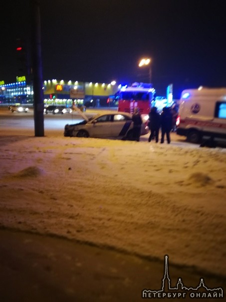 Авария на перекрестке Шлиссельбургского и Обуховской обороны, одна машина такси