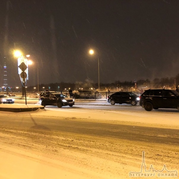 Перед въездом на Ушаковскую развязку перевернулся you drive, несколько машин столкнулись вереницей с...