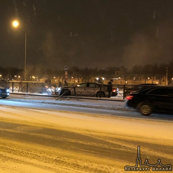 Перед въездом на Ушаковскую развязку перевернулся you drive, несколько машин столкнулись вереницей с...