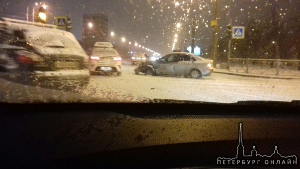 На Дальневосточном проспекте разбились два автомобиля. Стоят ждут службы.