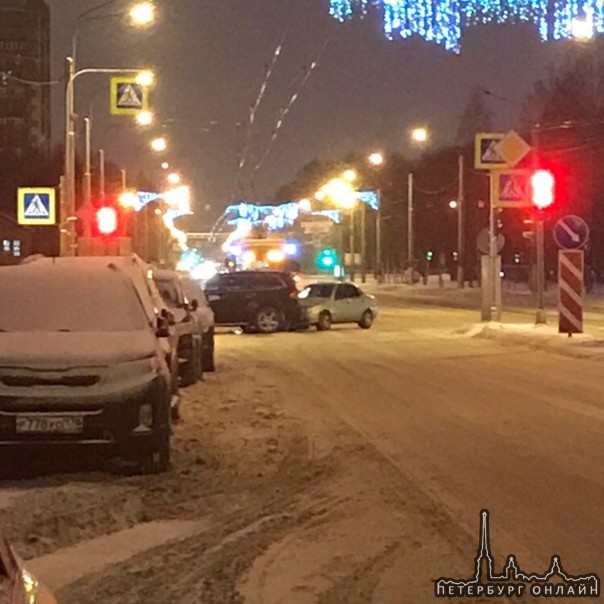 Перекресток Светлановского и Веденеева (в сторону Северного). Объехать можно, но сложно. Троллейбусы...