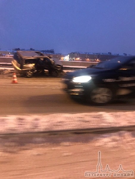 Серьёзное ДТП на Арсенальной наб. в районе Крестов.