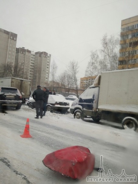 На Кузнецова две машины, велосипед и две ватрушки, на снегу кровь.