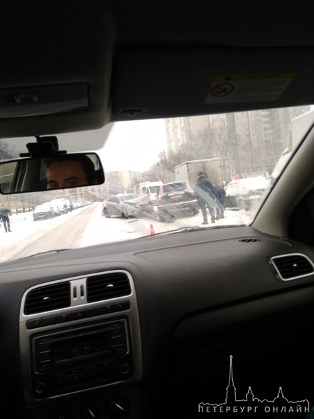 На Кузнецова две машины, велосипед и две ватрушки, на снегу кровь.