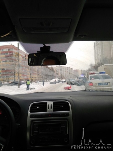 На Кузнецова две машины, велосипед и две ватрушки, на снегу кровь.