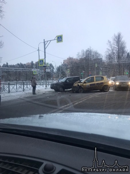 Авария у моста в Зеленогорск , все живы, но машины жалко. Будьте аккуратнее на дорогах.