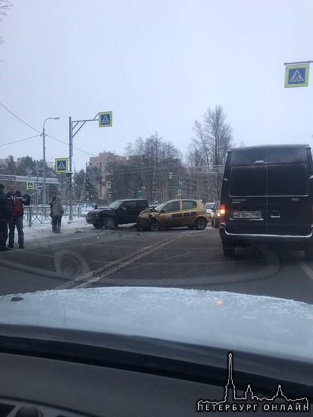 Авария у моста в Зеленогорск , все живы, но машины жалко. Будьте аккуратнее на дорогах.
