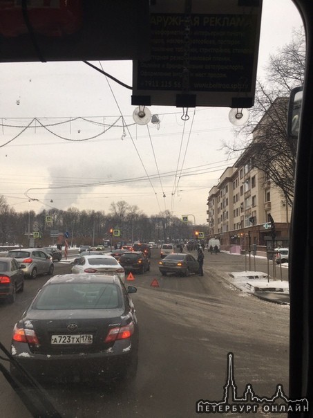 Авария на Стачек у администрации Кировского района. Занят правый и средний ряд.