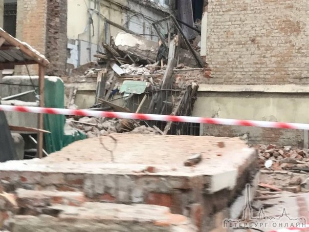 На Большом Сампосониевском при сносе здания произошел обвал стены на проезжую часть. О пострадавших ...