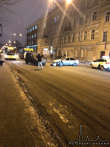 Замес на ул. Комсомола, напротив Крестов.