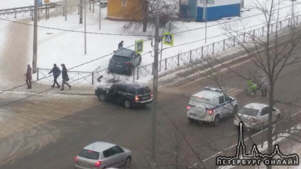 Subaru и Hyundai не поделили что-то на перекрестке ул.Матроса Железняка.Кореец улетел за забор.
