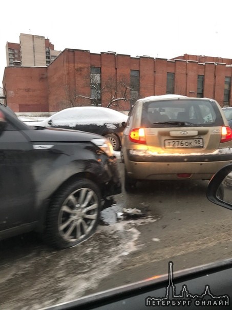 На Звёздной улице встретились две женщины у поворота во двор дома 12