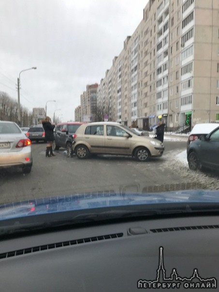 На Звёздной улице встретились две женщины у поворота во двор дома 12