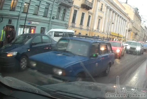 На Владимирнском проспеке , напротив ортопедического салона, водитель Mazda очень неудачно разверну...