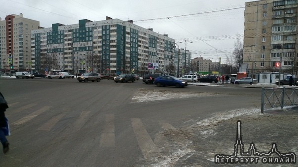 Дтп на перекрестке Коллонтай - Бадаева (Искровский).
