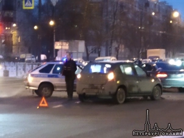 Полицейский ВАЗ ППС ехал по встречке, с мигалками и сиреной, но на перекрестке шоссе Революции и пр...
