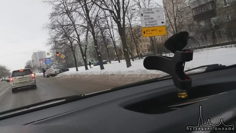 На проспекте Народного Ополчения, перед улицей танкиста Хрустицкого Мужчины сломали светофор