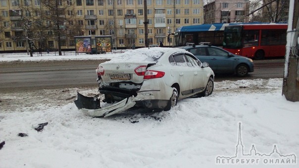 Сегодня утром 26.12.2018 на Новоизмайловском проспекте д.40 разбили мой автомобиль Renault Флюенс Р012О...