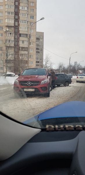 На Афонской ваз столкнулся с мерседесом.