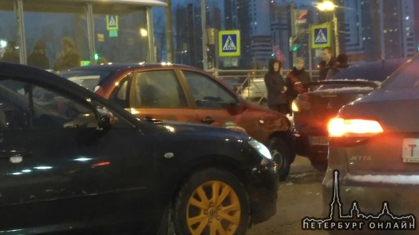 На перекрёстке Димитрова и Бухарестской "Папа Джонс" догнал всех. 3 машины гармошкой, одна - рядом...