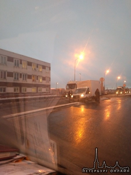 На съезде с КАД к Волхонскому шоссе перекрыли дорогу фура и iveco. Пробка большая.