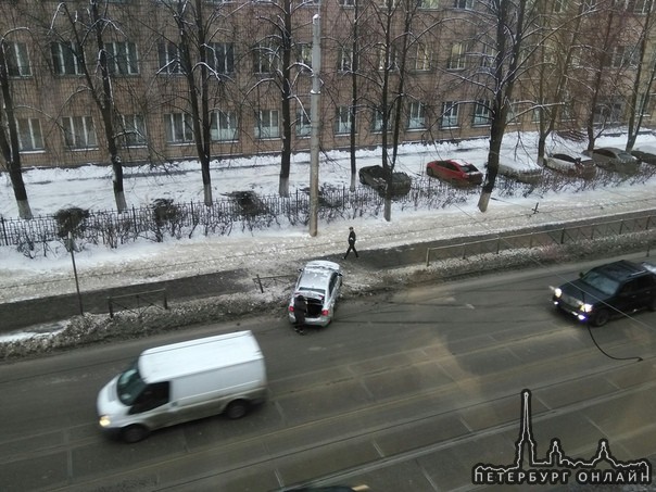 На Кондратьевском продолжают старательно выпиливать заборы, пока свободно