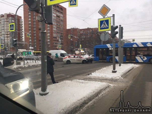 На перекрестке Светлановского пр. и М. Тореза такси везёт привез в ТЛК200