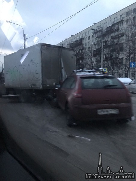 На Пискаревском проспекте, перед поворотом на Мечникова, автомобиль в газели