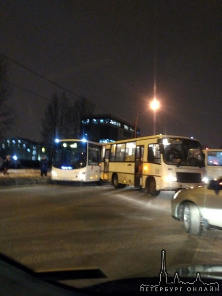 На Энергетиков, в сторону вокзала, сразу за Магнитогорской автобус подцепил маршрутку , движение в ...