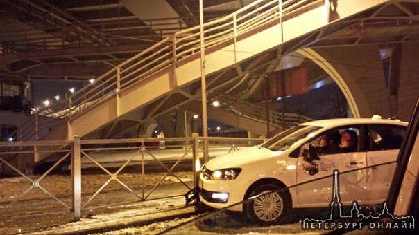 Водитель Поло Яндекс Драйва поскользнулся на Петровском пр. (под мостом Бетанкура).