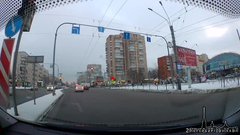 Lexus проскочил на красный по Ленинскому возле метро Ленинский проспект, за что был ударен