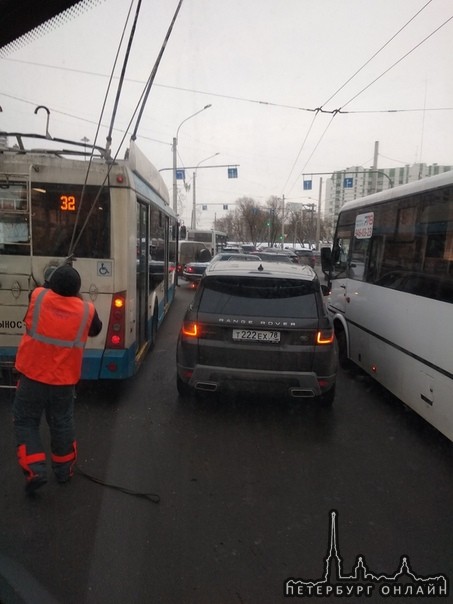 На круговом Кронштадской площади троллейбус, Ровер и автобус нашли друг друга, стоят.