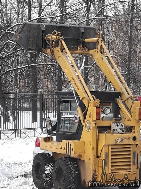 Почистил снежок на улице Варшавской у школы номер 495, во дворе между домами 33 и 37 по Варшавской. ...