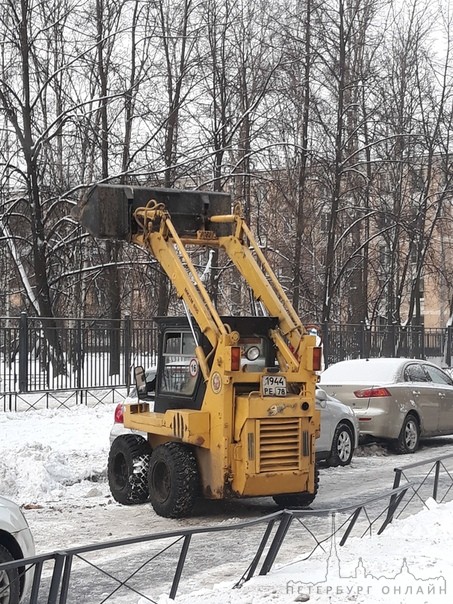 Почистил снежок на улице Варшавской у школы номер 495, во дворе между домами 33 и 37 по Варшавской. ...