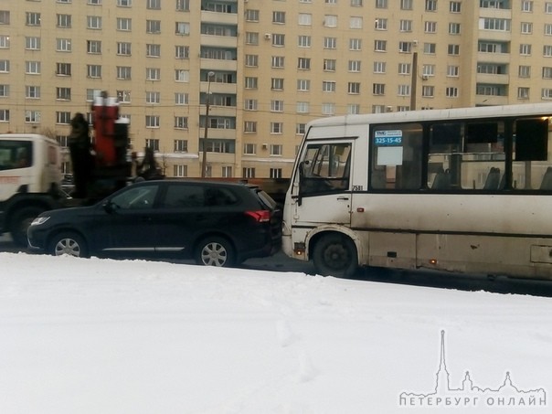 На улице Руставели легковушка влезла под еле ползущую и заворачивающую маршрутку.